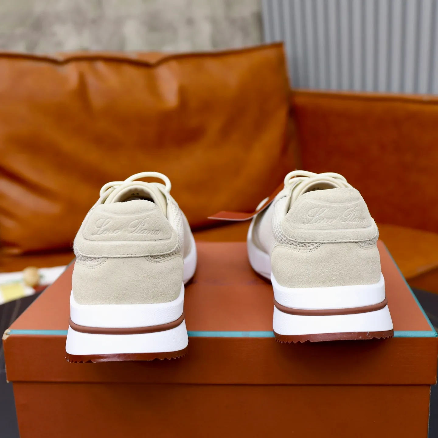 Ex-factory price: 560💰Loro Piana Tennis Walk men’s moral training sneakers! These new textured leather tennis shoes feature an ultra-low-top design for year-round wear and are water-resistant. The wrapped sole creates an effortlessly attractive color combination that harmoniously blends functionality with understated style. The ideal footwear option for urban dressing. The heel is decorated with a soft calfskin tongue with Kummel color inserts and an embossed LP logo. Cotton shoelaces. Material: Upper: Gray woven stitching with cowhide accents! Sole: Rubber lining: Cow leather original rubber sole, excellent foot comfort, complete package! Size: 38-39-40-41-42-43-44 leather shoe size (4546 can be customized)
